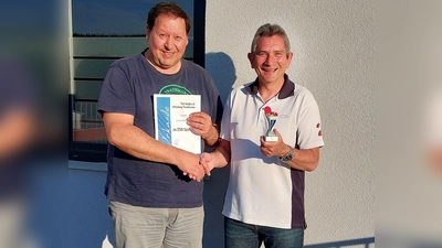 <br>Erich Kneißl (rechts) ehrt Gerhard Pornitz für 250 Spiele beim TSV Stulln.  (Bild: Uwe Wittmann)