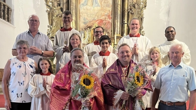 Auf dem Bild, vorne: Ministranten Wolfgang Riedl und Mario Rabenbauer, links Mesnerin Lucia Greger, dahinter Erwin Greger, rechts daneben PGRspr. Robert Bauer, dahinter Pfarrer Julius Johnrose und der Mitte die Ministranten. (Bild: Alexander Hörl)