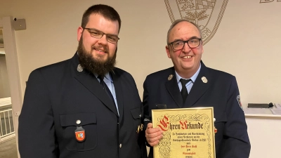 Peter Stahl (rechts) übergibt das Amt des Stadtjugendwartes in Weiden nun in die Hände von Jakob Grajer. (Bild: Patrick Preßl-Feuerwehr Weiden/exb)