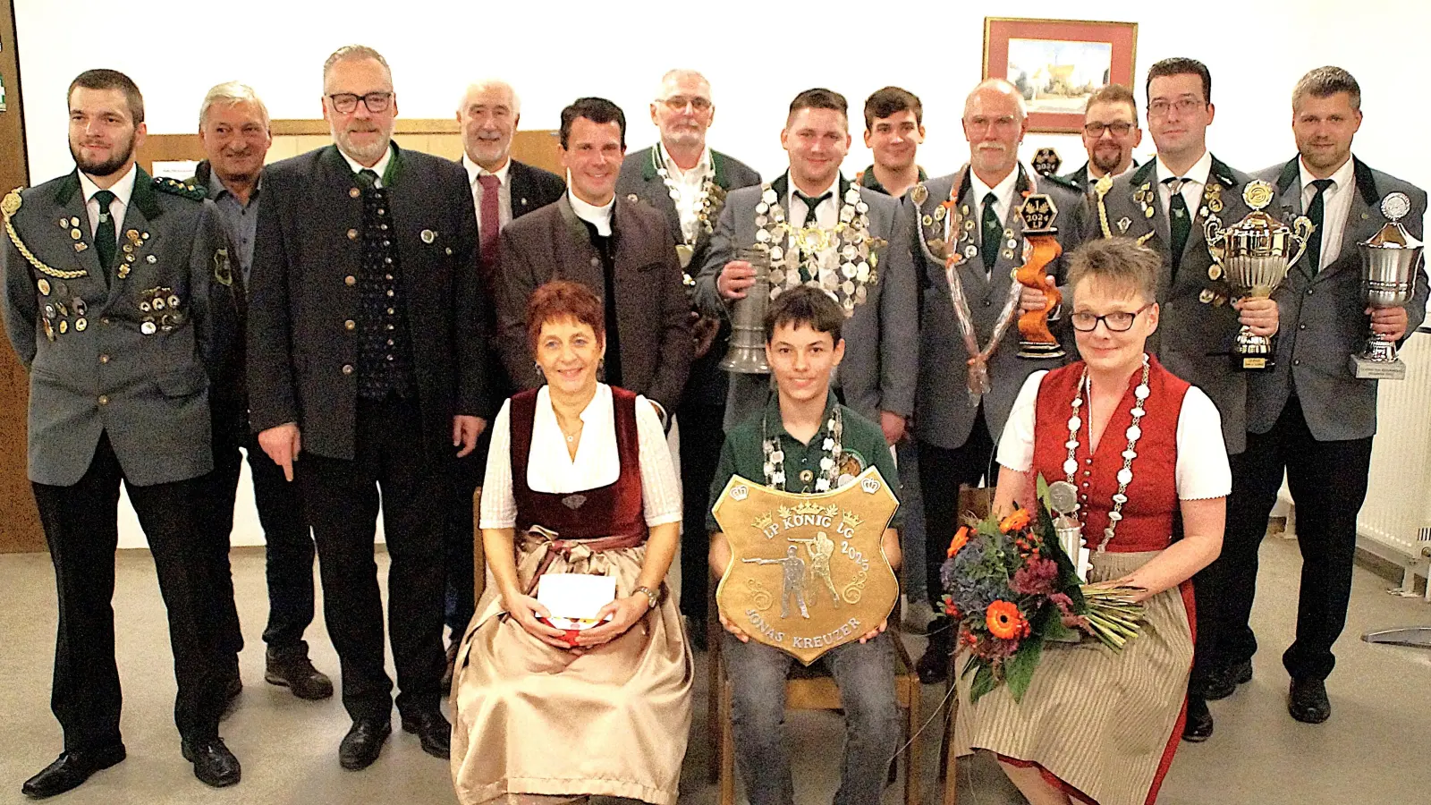 Die Könige und Pokalgewinner der Schützengesellschaft Freiheit Neunkirchen (sitzend von links): Heidi Riedl (Vizeliesl), Jonas Kreuzer (Jugendkönig LG und LP), Kornelia Frischholz (Liesl) sowie (stehend von links): Stefan Poß (1. Schützenmeister), Karl Bärnklau (Bündnis 90/Grüne),Harald Frischholz (1.Bezirksschützenmeister), Reinhard Meier (Stadtverband für Leibesübungen), Pfarrer Thomas Kohlhepp, Johann Frischholz (König LP), Andreas Lenkeit (König LG), Nico Sperrer (Vizejugendkönig LG), Jochen Lenkeit (Vizekönig LP), Günter Landgraf (1.Platz bei Meisterschütze), Alexander Thiel (1.Platz Jochen Lenkeit Pokal), Lenkeit Thomas (1.Platz Alexander Thiel Pokal). (Bild: Albert Riedl)