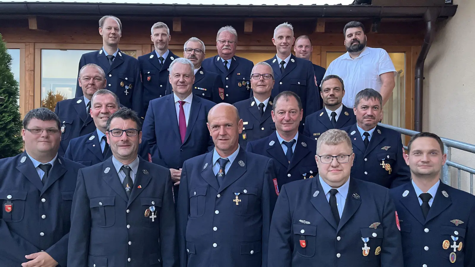 Landrat Richard Reisinger händigte den Feuerwehrmännern aus seiner Heimatstadt das Ehrenzeichen in Gold und Silber aus. <br> (Bild: Christine Hollederer)