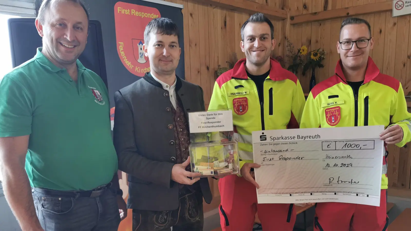 Bild von links: Rudolf Stopfer und Matthias Friedl von der Feuerwehr Heinersreuth mit der Spendenbox, welche während des Tages weiterhin von den Festbesuchern weiter „ergänzt“ worden war. Kevin Goß und Marco Fraunholz nahmen die Spende in Empfang.  (Bild: Herbert Ziegler )