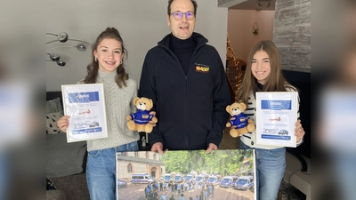 Elisa Wenzl (links) und Emilia Jaspers (rechts) übergaben an Joachim Helbig vom Wünschewagen ihre eingenommenen Spenden. (Bild: Andrea Bänker/exb)