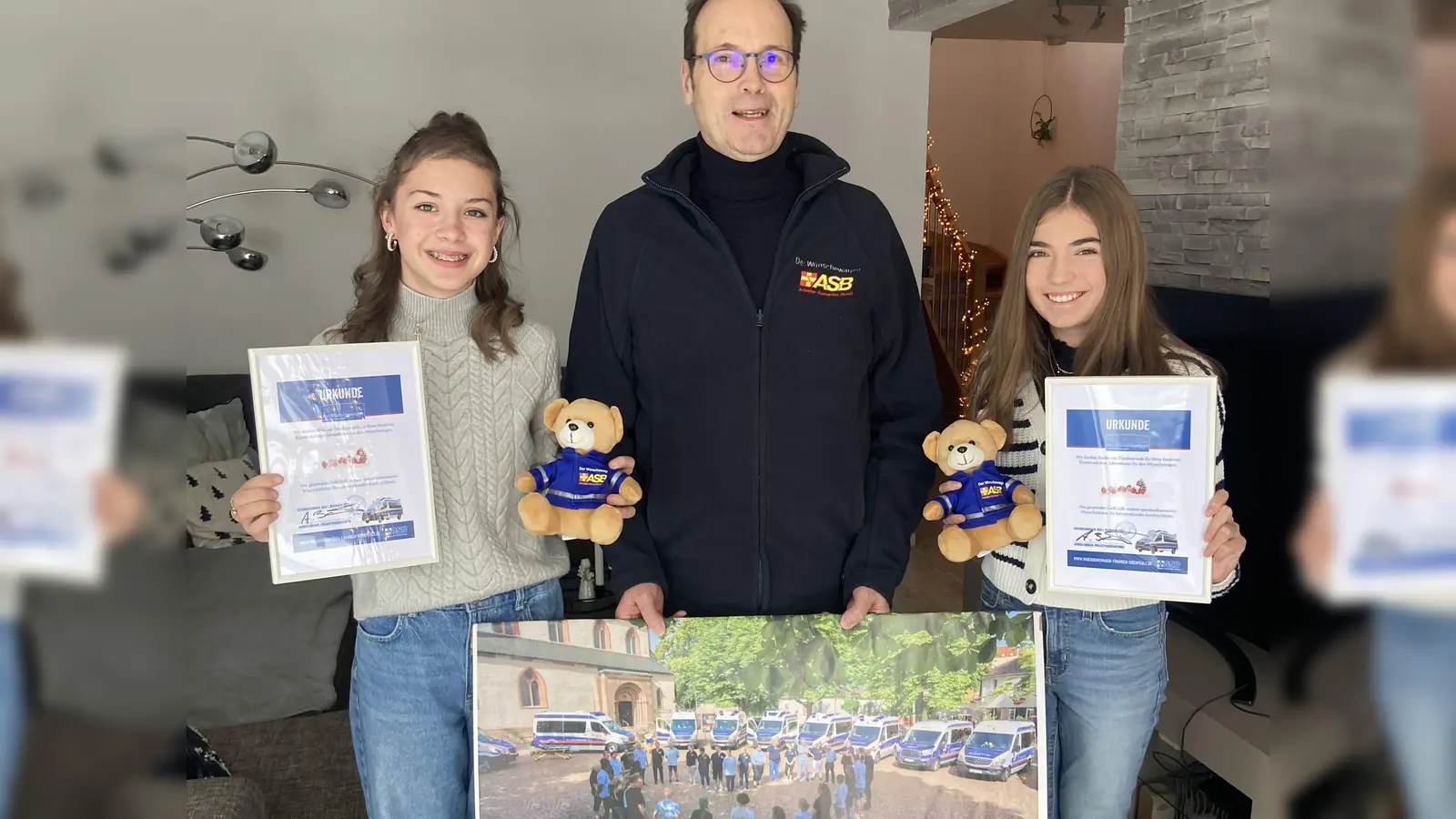 Elisa Wenzl (links) und Emilia Jaspers (rechts) übergaben an Joachim Helbig vom Wünschewagen ihre eingenommenen Spenden. (Bild: Andrea Bänker/exb)