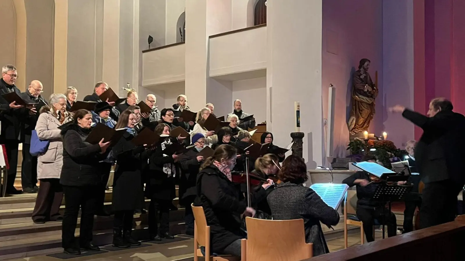 Der Dekanatschor gibt in der Marienkirche in Schwarzenfeld ein Konzert. (Bild: Michael Koch/exb)