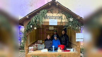 Voller Tatendrang warten die Vilsecker Ministranten auf die Besucher des Weihnachtsmarktes. Sie unterstützten mit ihren Einnahmen die „Sternstunden“ mit 500 Euro. (Bild: Marie Schöpf)