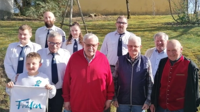 Ein Teil der anwesenden Geehrten mit der Vorstandschaft: von links nach rechts vorne: Raimund Pinzer III, Max Schönberger, Siegfried Greger, Gottfried Krauß 2. Reihe Max Pinzer, 1. Vorstand Raimund Pinzer I, l.R. Kassenprüfer Tobias Menzel, Vanesse Heindl, 2. Vorstand Raimund Pinzer II (Bild: Sandra Pinzer)