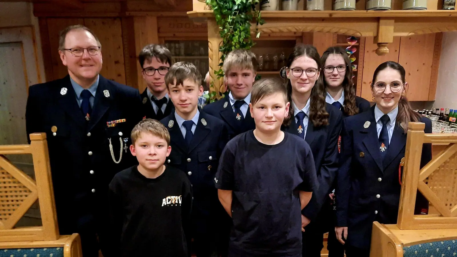 1. Kommandant Markus Schwartling (links) und Jugendwartin Brigitte Hegen (rechts) mit den Teilnehmern des Wissenstest aus der Jugendfeuerwehr 2024.  (Bild: Franziska Weiß)