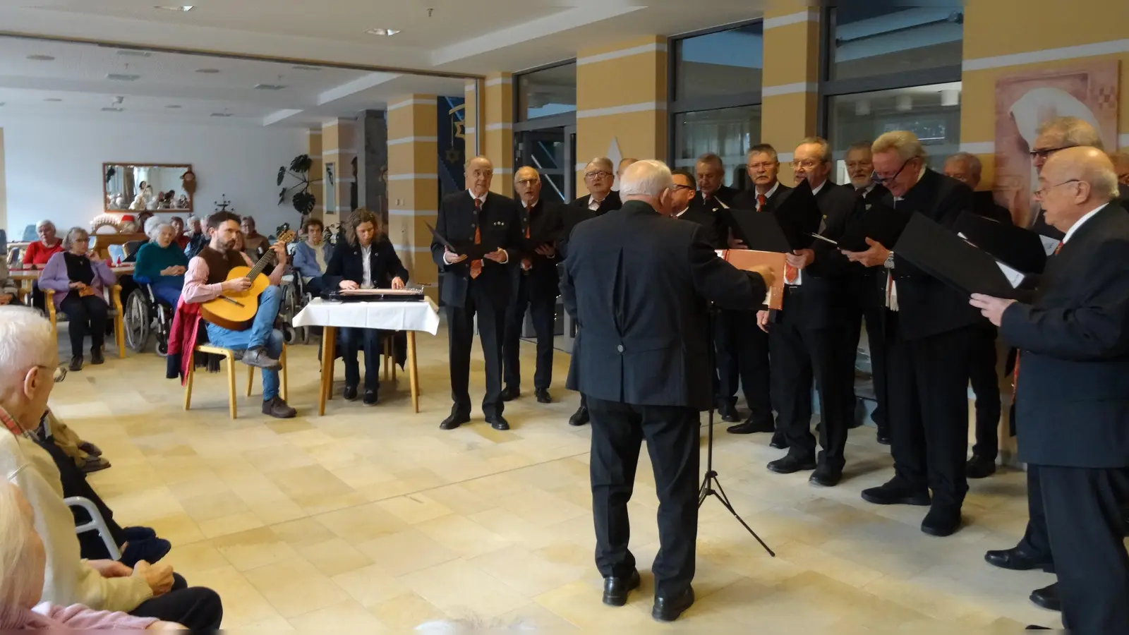 Gern gesehene Gäste im Oberviechtacher Altenheim: Die Sänger des Männerchores. (Bild: Michaela Mösbauer/exb)