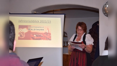 Vorsitzende Birgit Bocka ließ das Vereinsjahr der Trachtenkapelle Waldthurn Revue passieren. (Bild: fla)