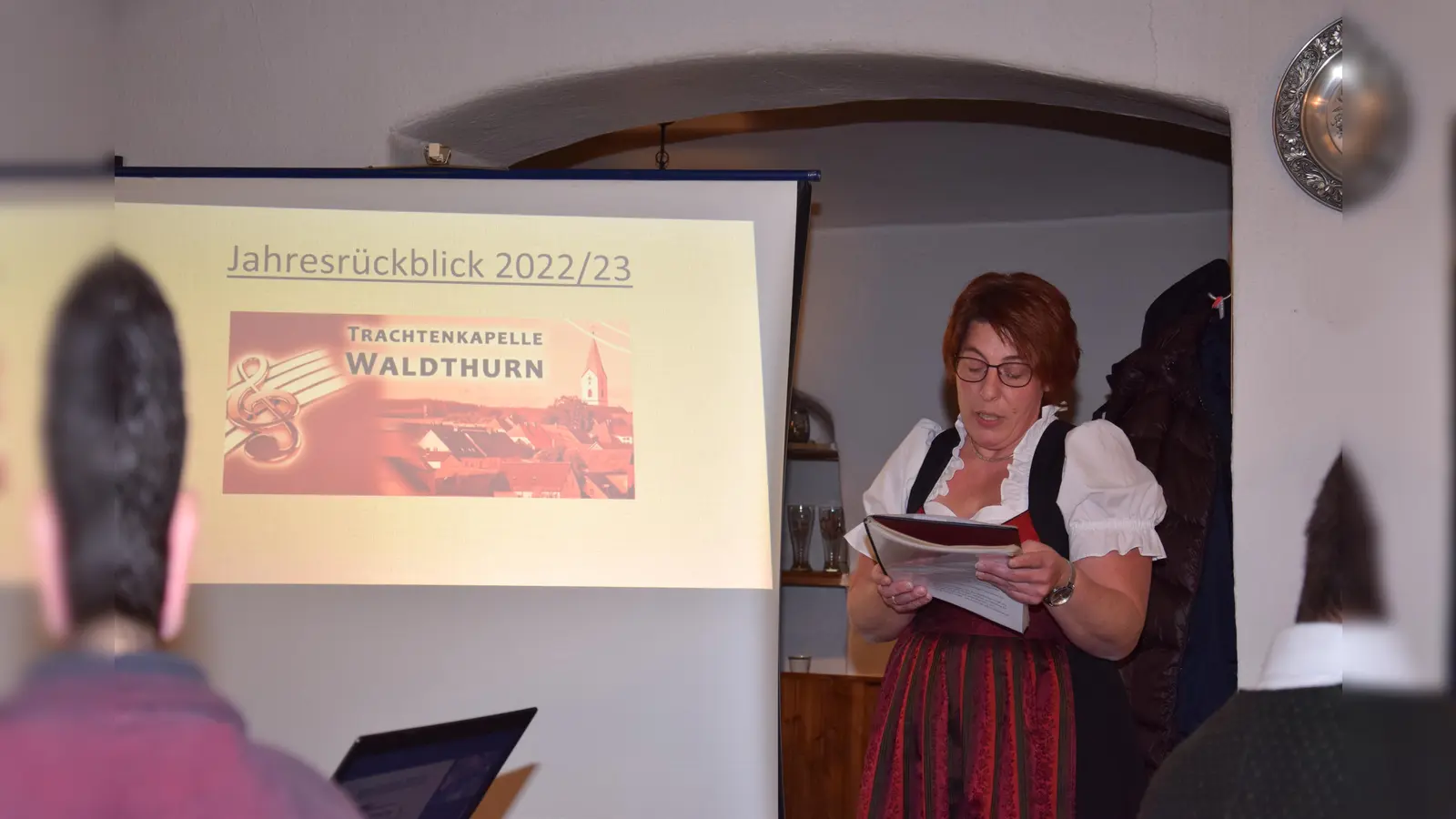 Vorsitzende Birgit Bocka ließ das Vereinsjahr der Trachtenkapelle Waldthurn Revue passieren. (Bild: fla)