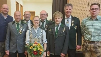 Ehrungen gab es für Mitglieder des Schützenvereins Concordia Konnersreuth und andere Mitglieder von Vereinen des Stiftlandgaus. Im Bild (hinten, von links) Gauschützenmeister Florian Greil, Wolfgang Weiß, Martin Dietz, Manfred Zölch, Zweiter Gauschützenmeister Martin Riedl sowie (vorne, von links) Bernhard Weber, Sabrina Hößl und Michael Bauer. (Bild: Martin Dietz/exb)