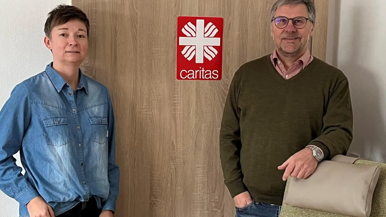 Anja Ackermann, künftige Leiterin der Caritas-Tagespflege in Mitterteich, und Caritas-Kreisverbands-Geschäftsführer Martin Kneidl in den neuen Räumen im Mehrgenerationenquartier „Zanklgarten“. (Bild: Caritas-Kreisverband Tirschenreuth/exb)