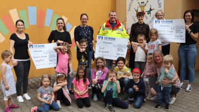 Geber und Empfänger: (von links) Sonja Winter, Melli Roppert, Luisa Hebauer, Oliver Iwanek, Janine Pirner, Manu Endres, Anja Roppert und Manuela Lux sowie einige Kinder aus der Schule und dem Kindergarten. (Bild: gru)