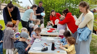 Beim Kinderhausfest in Parkstein wird gemeinsam gebastelt, gespielt und gelacht. (Bild: Stefanie Peschla/exb)