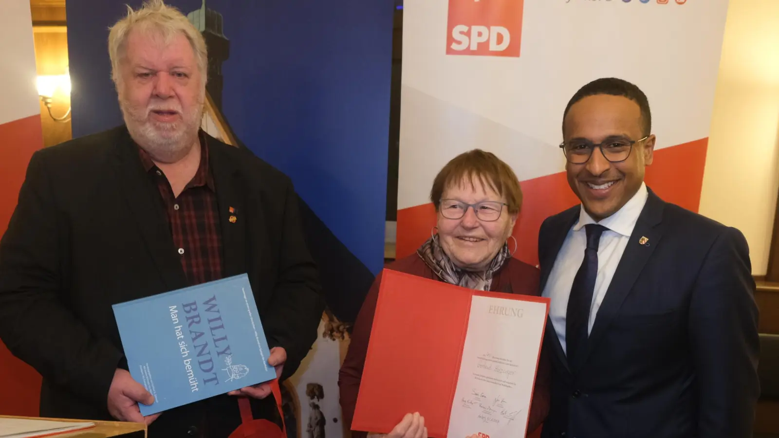 Eine besondere Ehrung für 40jährige Mitgliedschaft erfuhr Gertrud Hirzinger (Mitte) durch SPD-Stadtverbandsvorsitzenden Dieter Weiß (links) und Hauptredner Dr. Nasser Ahmed (rechts). (Bild: Hubert Uschald)