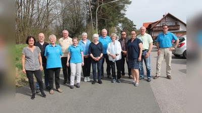 Rita Bock (Fünfte von links) steht für drei Jahre an der Spitze des VdK-Ortsverbandes Brünst. (Bild: pi)