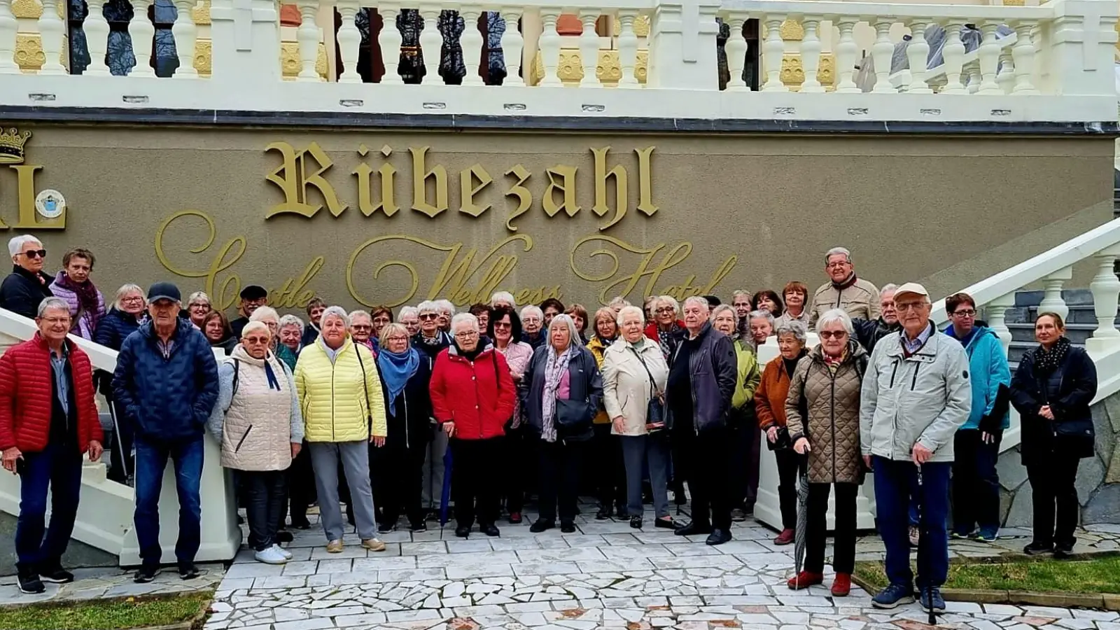 Gruppenfoto vor dem Schlosshotel Rübezahl im Kaiserwald Marienbad (Bild: Johann Völkl)