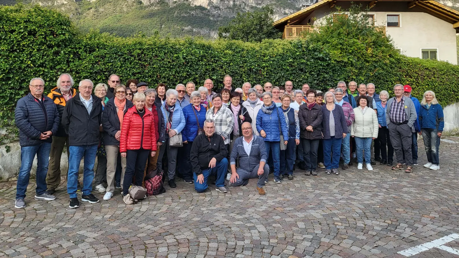 Die Reisegruppe mit Walter Heldrich und Busfahrer Alfred Filp. (Bild: Walter Heldrich)