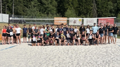 Die Teilnehmer des Volleybalturniers der JU Flossenbürg. (Bild: Paula Meiler)