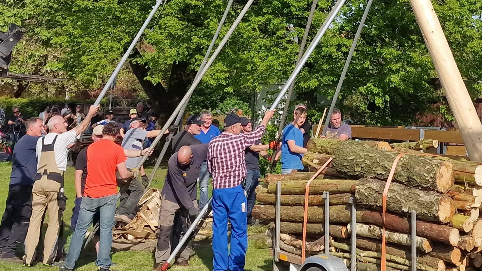 Hand in Hand legten die Männer der Dorfgemeinschaft an, die aus mehreren Vereinen des Ortes besteht. Sie hievten den Maibaum mit Schwalben in die Höhe. (Bild: R. Kreuzer)