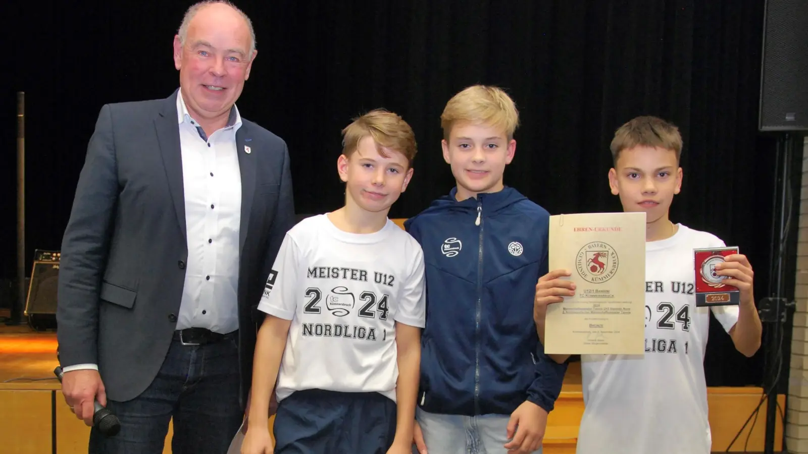 Die U12-Bambini des TC Kümmersbruck, Nordbayerischer Vizemeister, mit Bürgermeister Roland Strehl. (Bild: Gerd Spies)