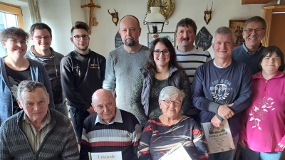 Ehrungen beim Kleintierzuchtverein: Im Bild vorne von links Bernhard Gleißner, Manfred Schmid, Monika Schmid, hinten von links Ramona Tretter, Andreas Hendl, Simon Hausknecht, Thomas Hoffmann, Nadja Dostler, Helmut Dostler, Jürgen Krüger, Oskar Schuster, Nadine Mitlmeier. (Bild: Josef Hanauer/exb)