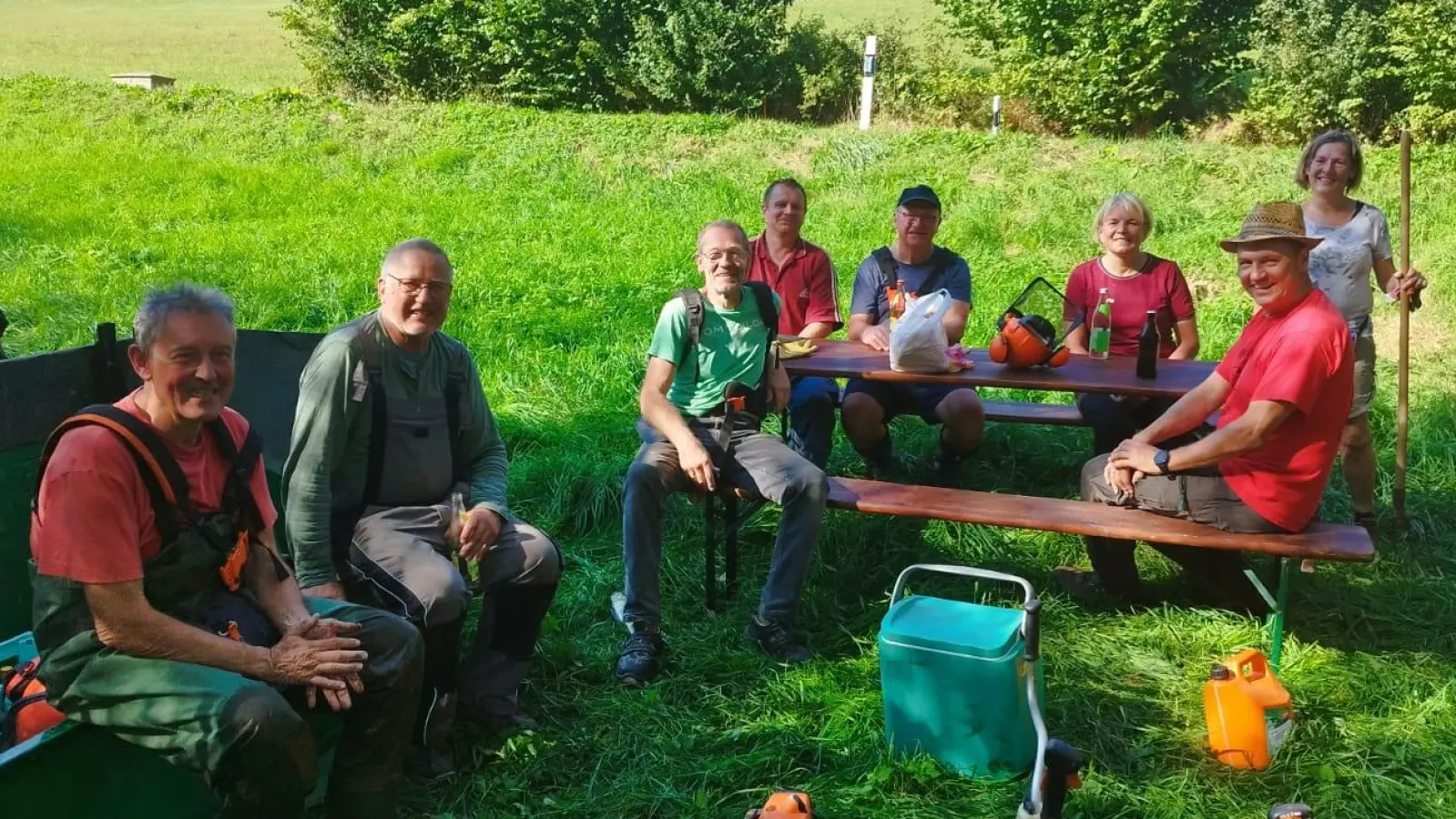 Helferbrotzeit nach den Pflegemaßnahmen. (Bild: Irene Kraus)