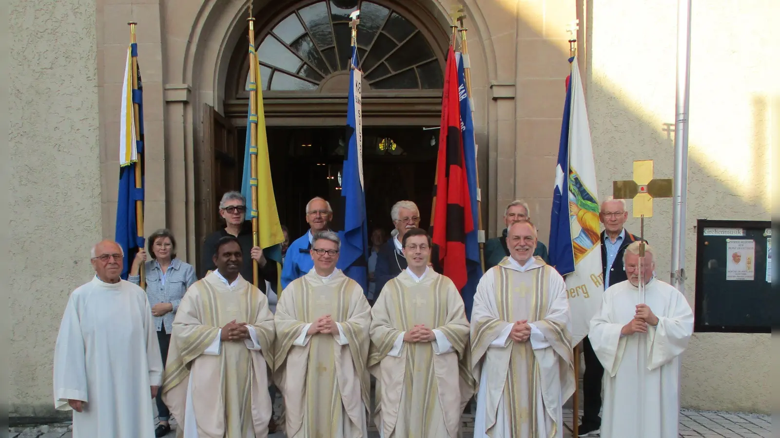 Die KAB-Ortsverbände mit ihren Bannern und die Zelebranten des Gottesdienstes mit (von links) Dr. Adaikalem Donald Michael, Kreispräses Michael Jakob, Diözesanpräses Stephan Rödl (Regensburg) und Stadtpfarrer Josef Irlbacher, flankiert von den Ministranten Manfred Baldauf und Otto Held. (Bild: Georg Müllner)
