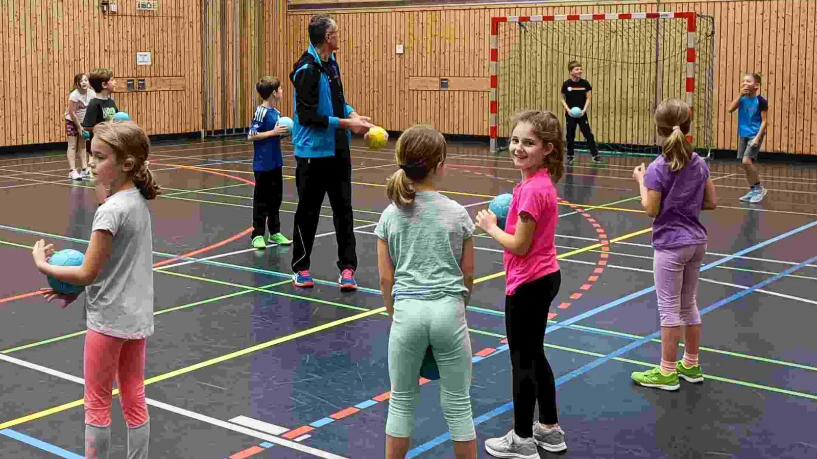 Der Grundschulaktionstag Handball an der Grundschule Kümmersbruck machte den Schülern Spaß. (Bild: Martina Saffert/exb)