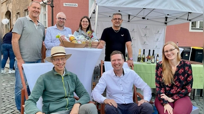 Gut gelaunt auf der Sommerlounge 2025 (hintere Reihe, von links): Axel Herrmann (Bürgermeister Warmensteinach), Sebastian Norck (Leiter der Regionalen Entwicklungsagentur des Landkreises Bayreuth), Silvia Herrmann (Integrationslotsin des Landkreises Bayreuth), Franz Tauber (Bürgermeister Mehlmeisel) sowie (vordere Rehe, von links) Bernd Rothammel (Leiter des Klimaschutzmanagements des Landkreises Bayreuth), Landrat Florian Wiedemann und dessen Partnerin Sandra Meister.  (Bild: Hannes Huttinger)