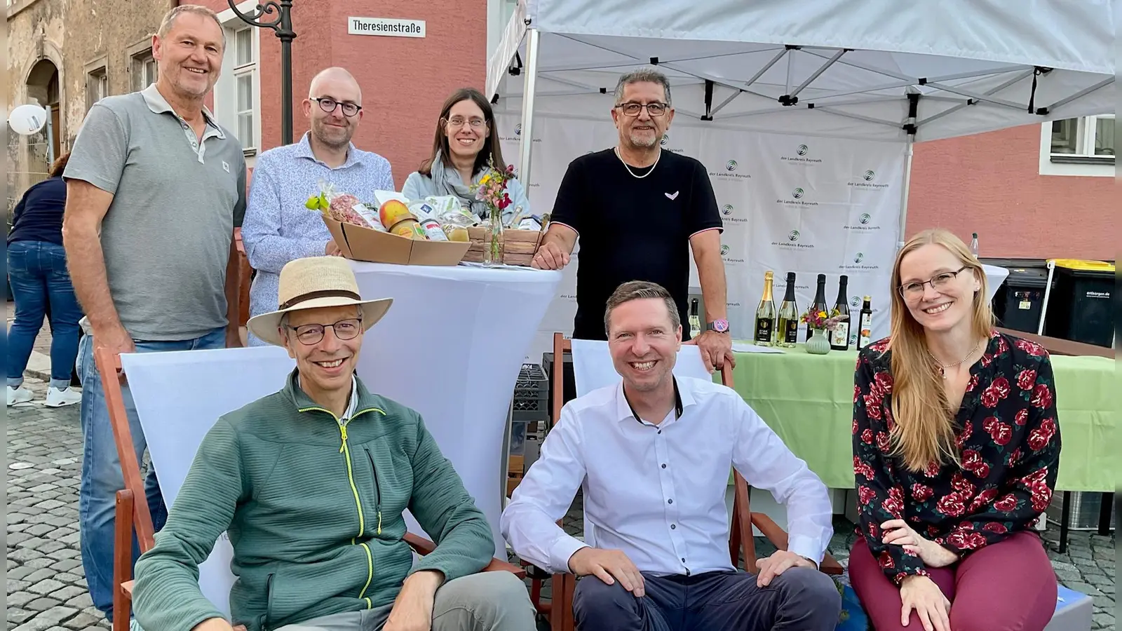 Gut gelaunt auf der Sommerlounge 2025 (hintere Reihe, von links): Axel Herrmann (Bürgermeister Warmensteinach), Sebastian Norck (Leiter der Regionalen Entwicklungsagentur des Landkreises Bayreuth), Silvia Herrmann (Integrationslotsin des Landkreises Bayreuth), Franz Tauber (Bürgermeister Mehlmeisel) sowie (vordere Rehe, von links) Bernd Rothammel (Leiter des Klimaschutzmanagements des Landkreises Bayreuth), Landrat Florian Wiedemann und dessen Partnerin Sandra Meister.  (Bild: Hannes Huttinger)