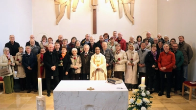 21 Jubelpaare der Pfarreiengemeinschaft danken beim Jubiläumsgottesdienst für viele, gemeinsame Ehejahre und empfangen Gottes Segen von Stadtpfarrer Hrudaya Madanu (Mitte) für ihre weiteren Lebenswege. (Bild: Wilhelm Ertl)