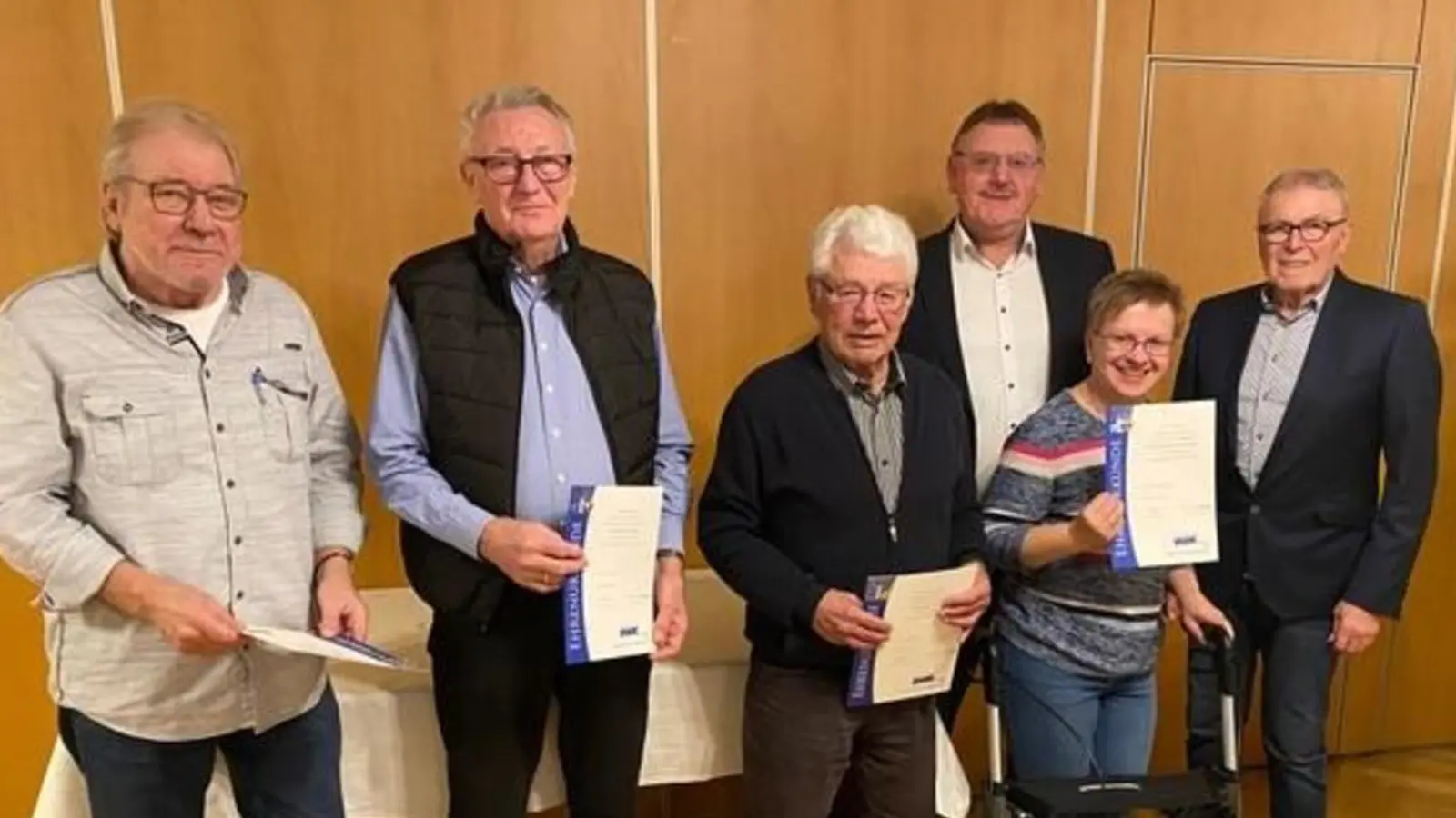 Für ihre 20-jährige Treue zum VdK-Ortsverband ehren Vorsitzender Ernst Andraschko (rechts) und Bürgermeister Hans-Martin Schertl (Dritter von rechts) die Mitglieder (von links) Peter Mrosek, Ludwig Hüttner, Reinhard Schöpf und Sieglinde Winkelmaier mit Urkunden und Ehrennadeln. (Bild: Herbert Andraschko)