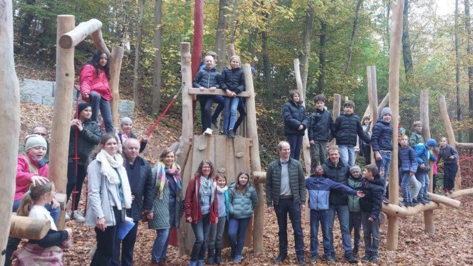 Die Grundschulkinder der 3. und 4. Klasse besuchten und testeten gemeinsam mit ihren Lehrkräften, Bürgermeister Konrad Kiener, dritten Bürgermeister Dieter Rosenberg und Wolfgang Geitner vom gemeindlichen Bauamt den neuen Waldspielplatz im Burgwald. (Bild: Wolfgang Geitner)