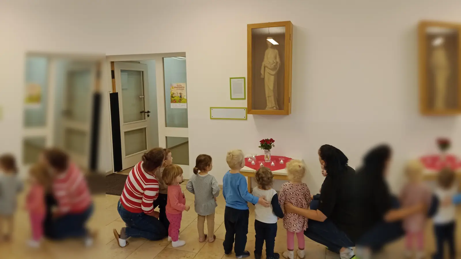 Zu Ehren der Heiligen Elisabeth legten die kinder an der Statue der Heiligen Rosen nieder.  (Bild: Doris Weigl)