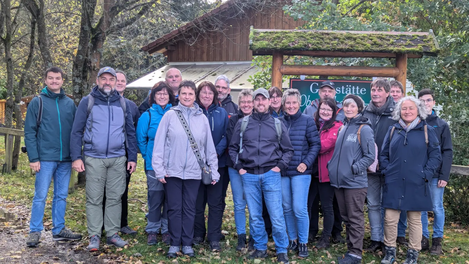 Das Bild zeigt die Wandergruppe beim Start der Wanderung am OWV Heim in Tirschenreuth.  (Bild: Claudia Forster)