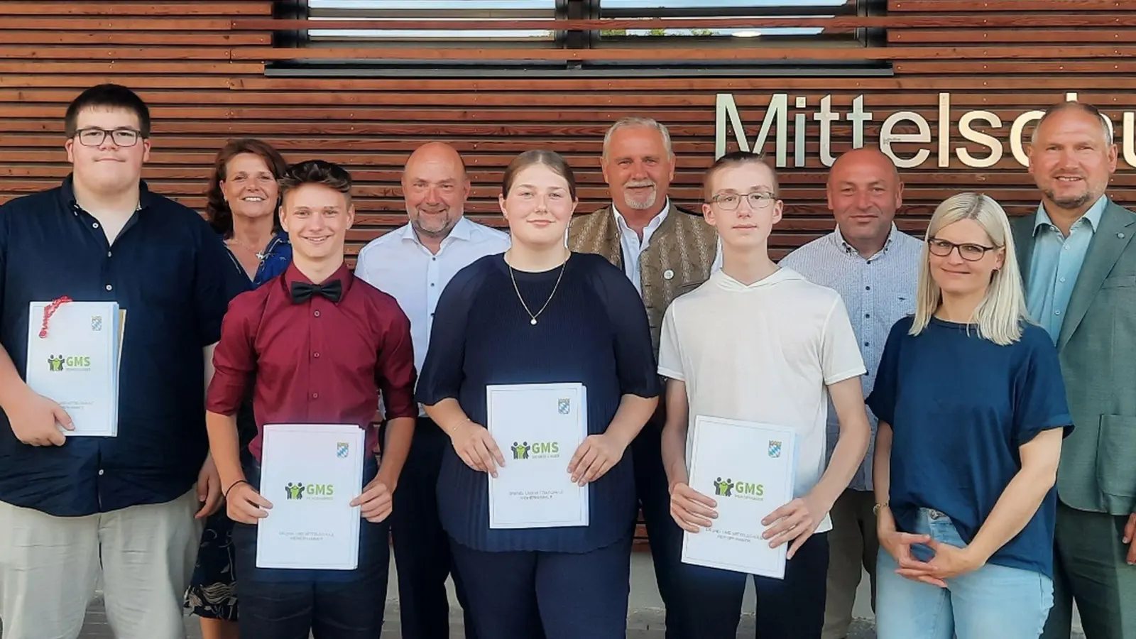 Katharina Achtert, Schulleiter Günther Paul, die Bürgermeister Ludwig Biller, Gerhard List und Richard Kammerer freuen sich mit den Neuntklässlern Felix Bertl (vorne, von links), Maurice Gmehling, Anna Stilp, und Moritz Fenz. Rechts Elternbeiratsvorsitzende Claudia Weiß. (Bild: Katharina Faltenbacher/exb)