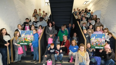 Die Kinder der Mittelschule Tirschenreuth und Grundschule Úšovice mit ihren gebastelten Papierkrippen nach Maurus Fuchs. (Bild: Stefanie Schreiner)