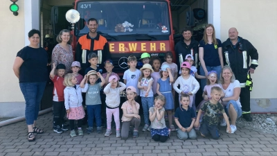Kindergarten besucht die Feuerwehr (Bild: Susanne Winkler)