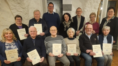 Die Geehrten des BLLV-Kreisverbandes Vilseck mit der Verbandsvertreterin (hinten von links) Anna Metz, Reinhold Gleißl, 2. Vorsitzender Peter Großmann, 1. Vorsitzende Edith Ruppert-Groher, Herbert Hoffmann, Gunda Ertl-Ledwa, Bezirkspersonalratsvorsitzende Astrid Schels sowie (sitzend von links) Bettina Nuss, Bruno Brandel, Karl Heinz Grollmisch, Sieglinde Kohl, Arthur Schriml und Irmgard Rosenblatt. (Bild: Karl Heinz Grollmisch)