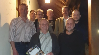 Martin Biegerl (ganz li Mitte, Vorstand), dahinter Ludwig Reger (Stellvertreter), Martin Winter (Schriftführer), Michael Schmuck (vorne links), Wolfgang Höcherl hinten, Beisitzer), Reinhard Kreuzer (BGM Stadt Schönsee), Martin Hanauer (Kassenprüfer, Mitte rechts), Michael Präßl (Kassenprüfer, vorne rechts) (Bild: Audi Lurbiecki)