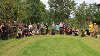 Die Verantwortlichen der Kreisgruppe Amberg des bayerischen Jagdverbandes mit den Teilnehmern der Jagd- und Begleithundeprüfung und ihren Vierbeinern. (Bild: Michael Rabenhofer)