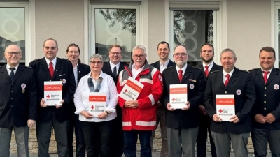 BRK-Kreisbereitschaftsleiter Bernd Lödel (rechts) zeichnete fünf langjährige und verdiente Mitglieder aus (mit Urkunden, von links): Claus Simon, Gabriele und Hans-Peter Gertler, Peter Bublitz und Wolfgang Potsch. (Bild: Bernd Lödel/BRK)