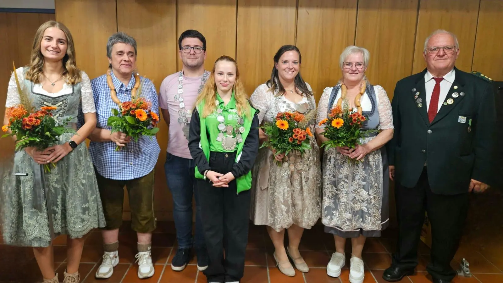 Die neuen und alten Könige.<br>v.l. Schützen- Liesl Sarah Brunner, Thoma Evi, Christoph Schröck, Emma Riedel, Antonia Heindl, Carola Hößl und Schützenmeister Stefan Kraus (Bild: Sabrina Hößl)