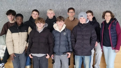 Das J III-Basketball-Team des JAS-Gymnasiums Nabburg: h. v. l.: Fabian Zeitler, Emilio Santoro, Max Schlagenhaufer, Jonathan Bock, Christopher Bäuml v. v. l.: Noel Ikedo, Simon Pröls, Fabian Ehlerding, Veit Grasser und Trainerin Barbara Meier. (Bild: Barbara Meier)