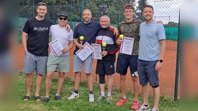 Im Bild die neuen Vereinsmeister und die Ski-Club Verantwortlichen (von links): 1. Vorsitzender Alexander Schirmer, B-Runden-Sieger Johannes Malzer, die Doppel-Sieger Christoph Sporrer und Robert Wameser, der neue Vereinsmeister Michael Gleißner und Tenniswart Marco Röckl.  (Bild: Lisa Wettinger )