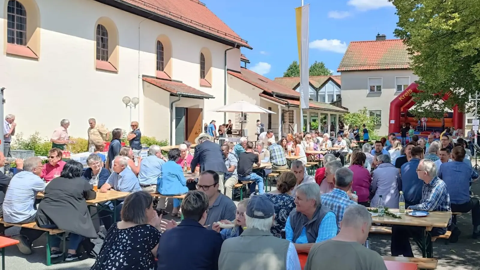 Voll besetzt war der Pfarrplatz vor der Herz-Jesu-Kirche. Auch Dank des sonnigen Wetters genossen viele Bürgerinnen und Bürger die familiäre Atmosphäre rund um den Kirchplatz. (Bild: Roman Melzner/exb)