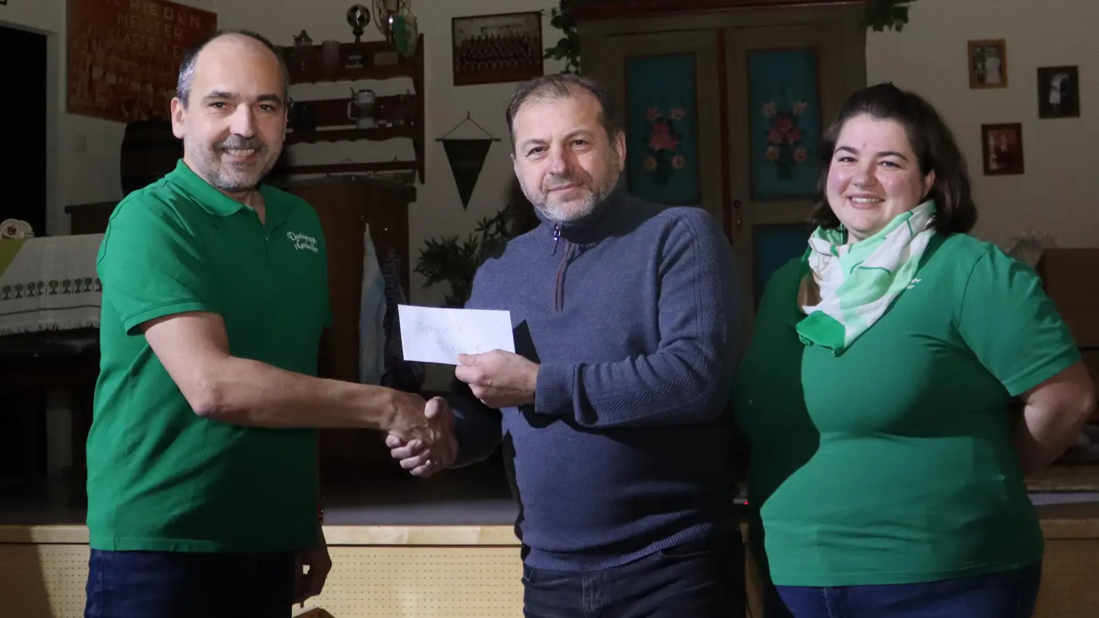 Armin Hofrichter (l.) und Franziska Haas-Würz (r) von der Theatergruppe „D´Goaslander” überreichen vor Beginn der Vorstellung am 3. Januar an Heimatvereinsvorsitzenden Hubert Haas (mitte) eine Spende für die bevorstehende Sanierung der Schloßbergkapelle in Rieden. (Bild: Michael Rabenhofer)