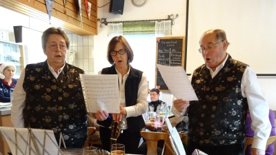 Das Team sind Klaudia Niessl, Claudia Hollweck, Resi Weber, Marga Espach und Stilla nicht im Bild (von links nach rechts) Herr Bayerl vom Kloster Ensdorf (Bild: Stilla Gradl)